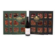 Lote De la sierra de Los Romeros de Alanís de frente: estuches de cebo de campo (verdes) y de bellota (negros) con vino