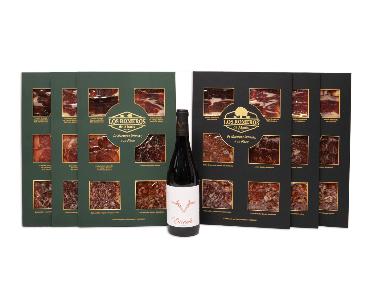 Lote De la sierra de Los Romeros de Alanís de frente: estuches de cebo de campo (verdes) y de bellota (negros) con vino