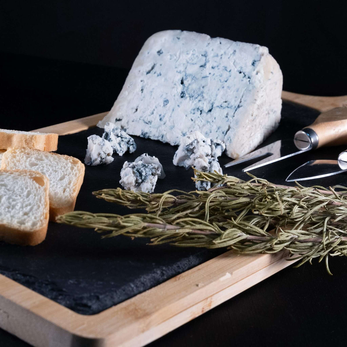 Corte del queso azul mostrando las vetas azul-verdosas