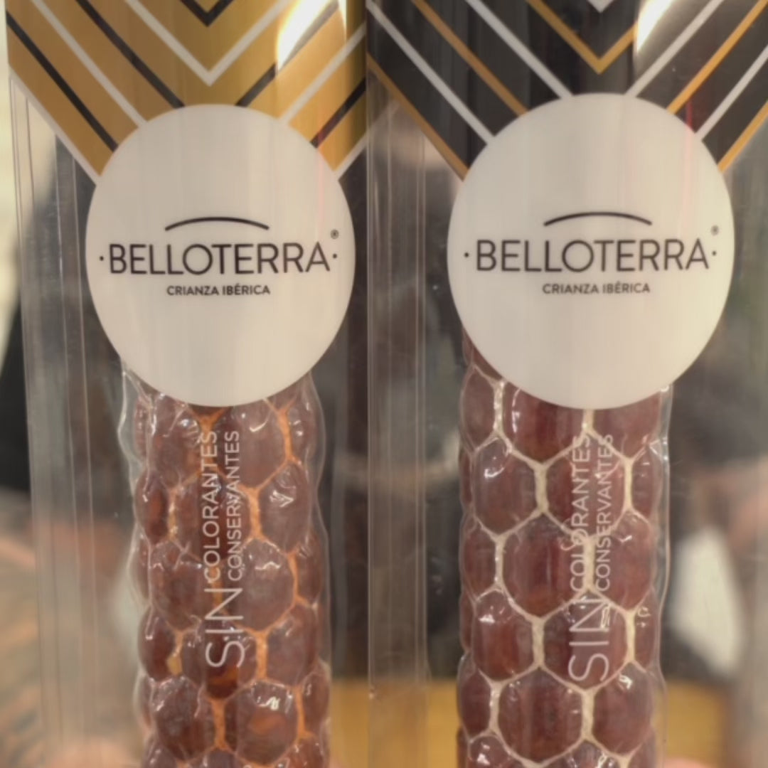 Cargar vídeo: Pack Embutidos Premium: 1 Salchichón de solomillo ibérico y trufa, 400 gr. + Chorizo de Lomo ibérico 100% natural, 400 gr. | Belloterra