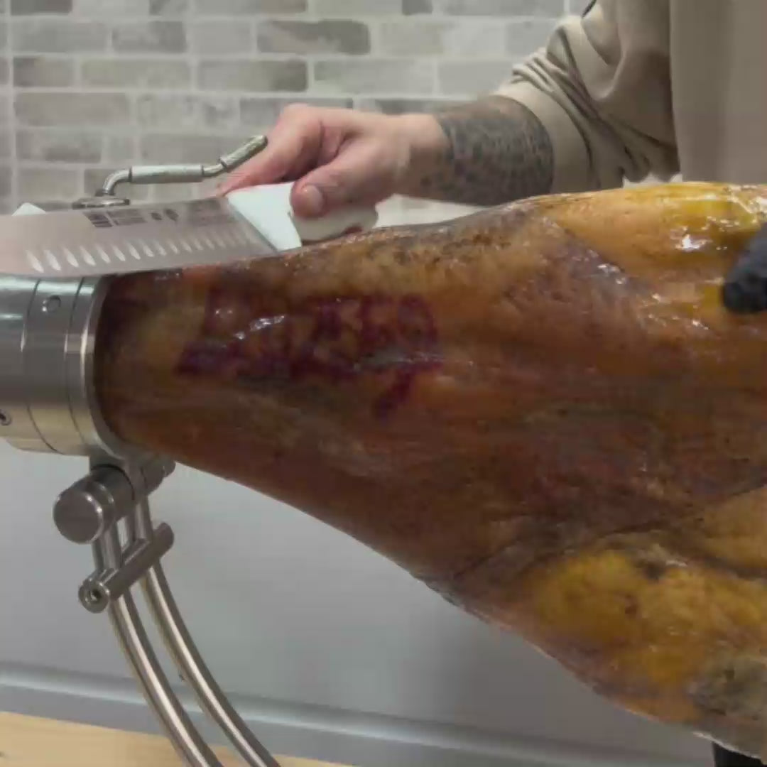 Cargar vídeo: Paleta de Cebo Ibérica 50% de Raza Ibérica | Anselmo Benito