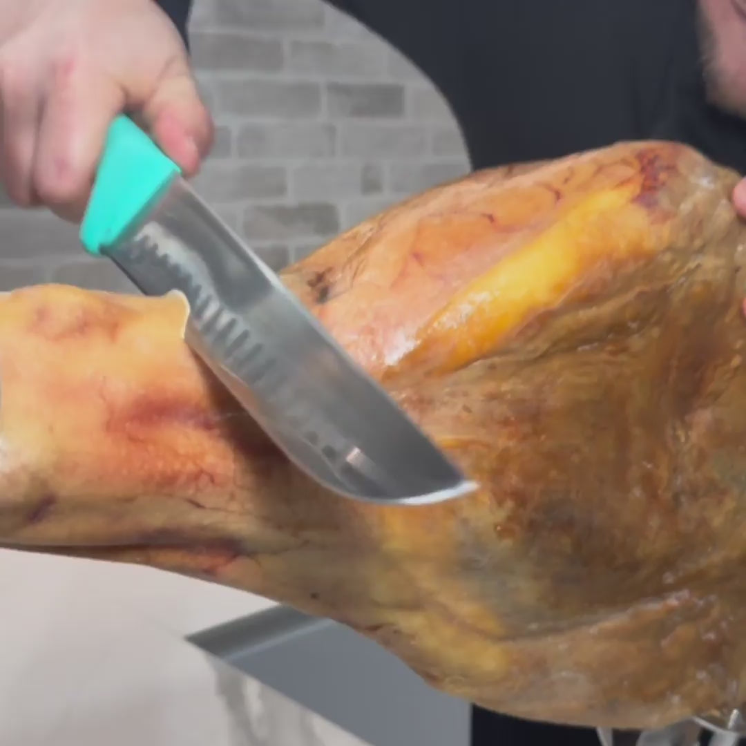 Cargar vídeo: Jamón Gran Reserva Gold Alimentado con Frutos Secos Corte &quot;V&quot; | Quesada Carpio