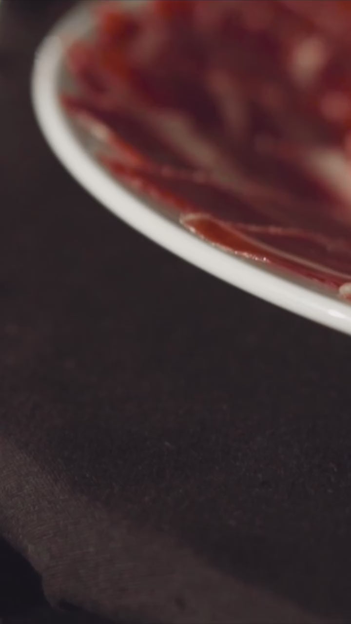 Cargar vídeo: Jamón de Bellota 100% Ibérico ORO “Pata Negra” | Beher