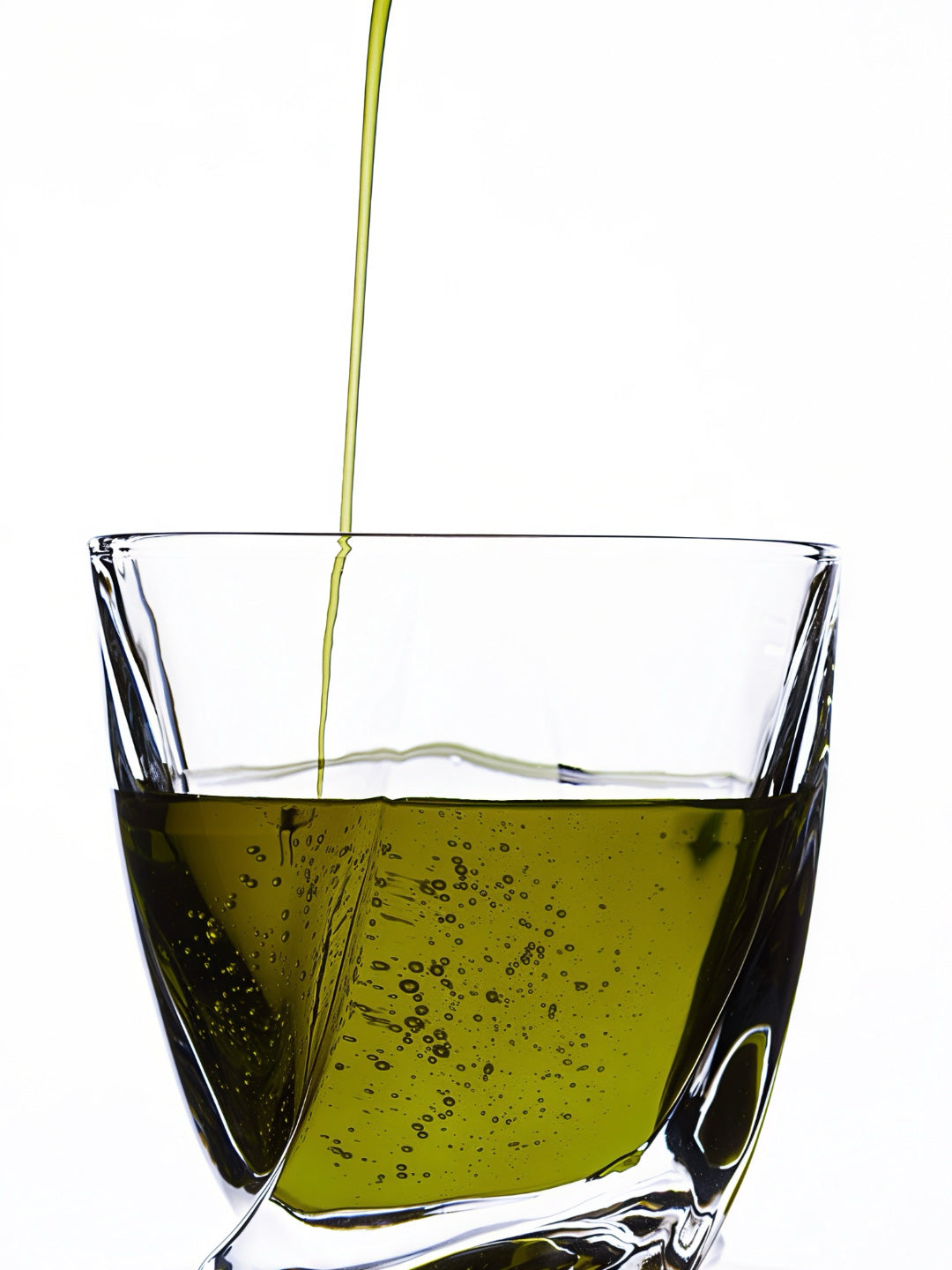 Aceite de oliva virgen extra Doña Úrsula sin filtrar de Martín Berrocal servido en un vaso